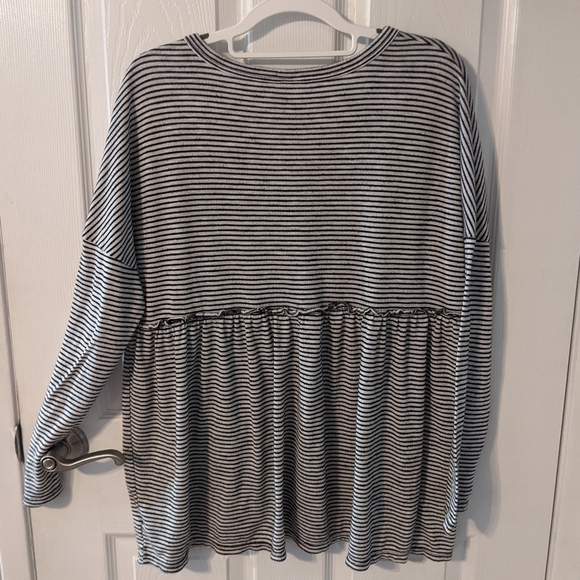 Cozy Black and White Striped 1/4 Button Maternity Top Size Large (12-14) - Picture 3 of 7